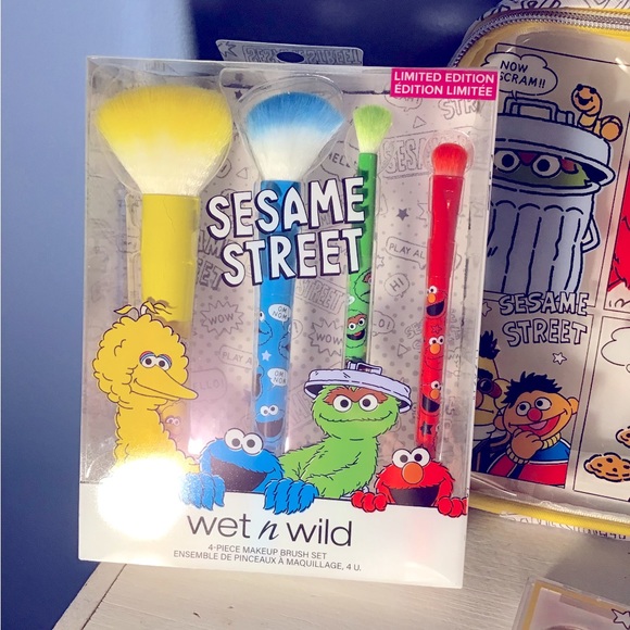 Wet n Wild Sesame Street Lot 7 items Eyeshadow Sponge Brush Set Jewel Headband - Picture 2 of 6